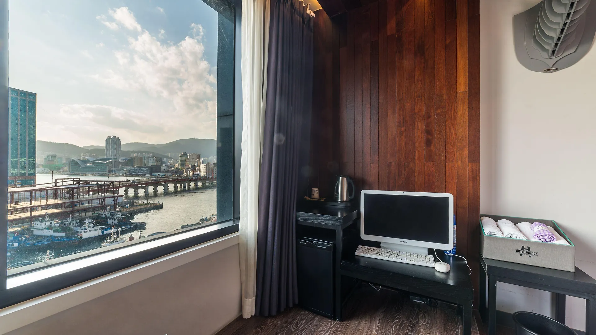 Hotel Bridge Busan